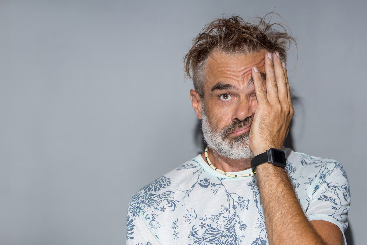 man appearing mentally overwhelmed and confused with symptoms linked to cognitive disengagement syndrome and ADHD