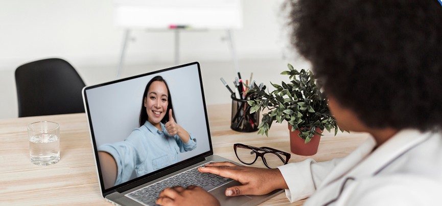 front view business woman laptop 2